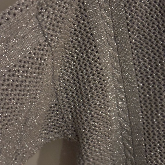 Classic Gray Cable Knit V-Neck Sweater David David. Silver‎ metallic. - Picture 5 of 7